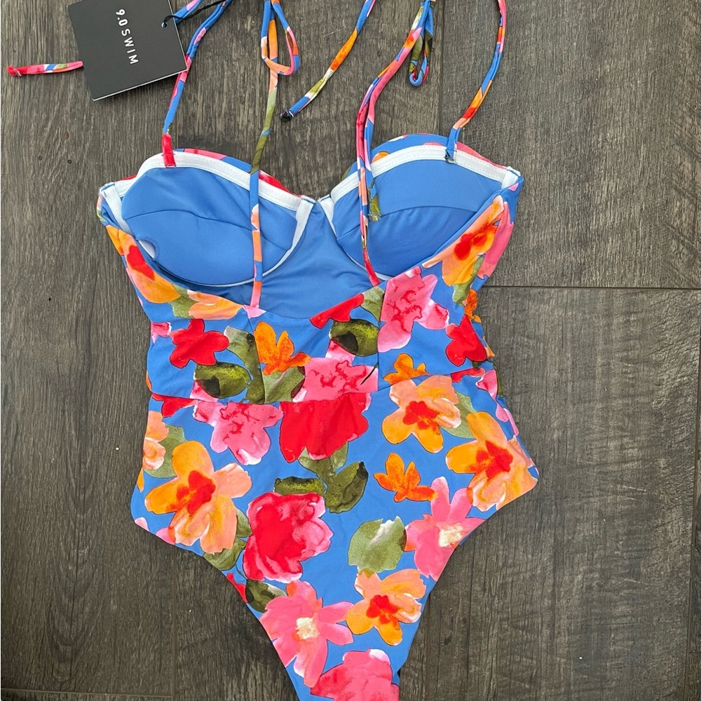 One Piece High Cut Swimsuit - Picture 3 of 8